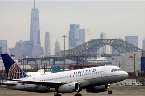 United Airlines details Omicron’s toll: 3,000 workers have the coronavirus.