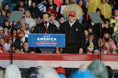 Dr. Oz rallies with Trump and Vance on a rainy night in Pennsylvania, and meets a damp reception.