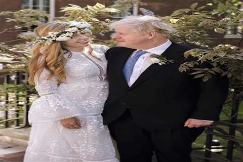 Boris and Carrie Johnson enjoy romantic first dance together to classic party song