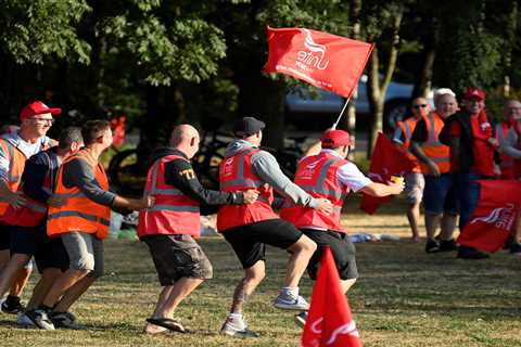 Felixstowe strike workers do the CONGA on picket line amid fears of empty shelves by Christmas