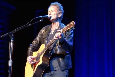 Lindsey Buckingham Commences Solo Tour: Set List and Video