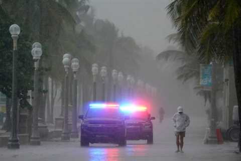 Hurricane Nicole makes landfall: residents evacuate for fear of collapsing buildings |  United..