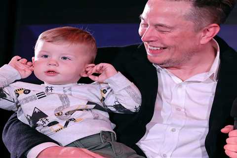 Elon Musk''s 2-year-old son ran around Twitter''s office and played with toys while his dad talked..