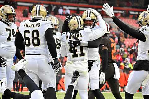 Saints stay in playoff hunt with win over Browns