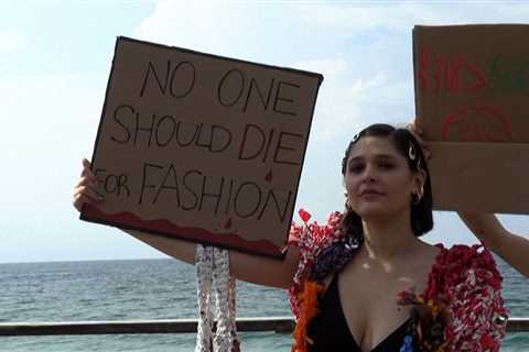 VIDEO : Activists knock quick style at a plastic catwalk demonstration in Tel Aviv