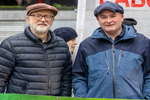 Jeremy Corbyn & Mick Lynch show picket line solidarity on final day of January’s rail strikes