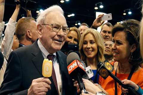 Warren Buffett eats McDonald's for breakfast, drinks 5 Cokes a day, and devours cookies and ice..