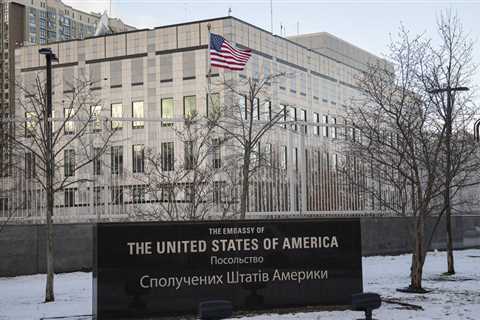 US embassy in Ukraine fears ‘missile attacks’ — RT World News