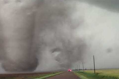 Dashcam footage captures HUGE monster tornado