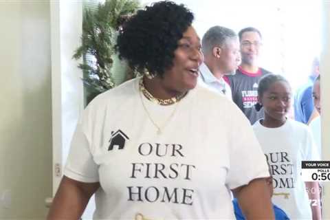 Former Seminole helps outfit a home for the holidays for Tallahassee single mom