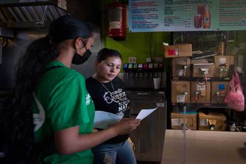 Adolescentes latinos se entrenan para educar sobre las vacunas contra covid