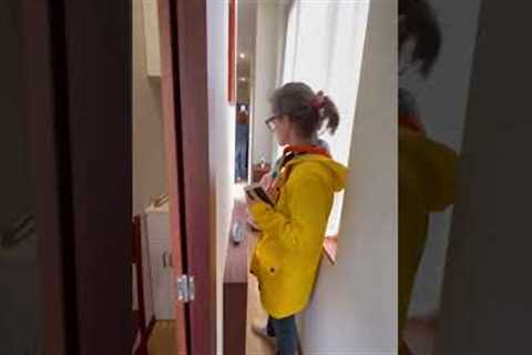 Artists creates an extremely narrow house