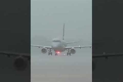 Lightning strikes plane at US airport 😨