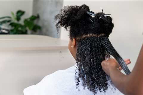 Mujeres negras sopesan riesgos emergentes de alisadores para el cabello “adictivos”