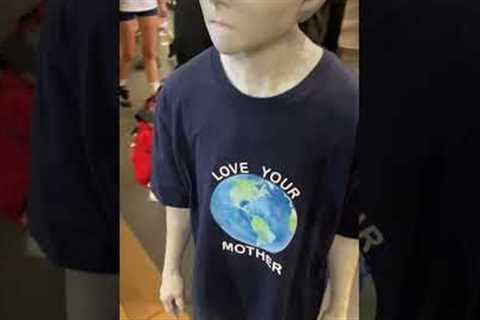 Person dressed as an alien walks around NYC mall