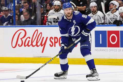 Tampa Bay Lightning beat Kings 5-2 for 12th straight home win