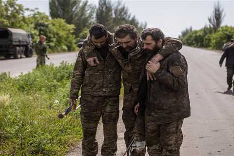 Video from Ukraine appears to show Russians using Ukrainian POWs as human shields while attacking