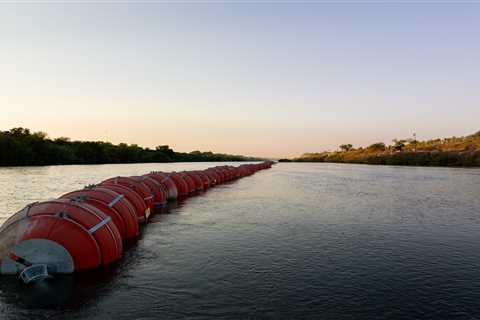 France Urged to Build Buoy Barriers to Stop Channel Migrants, Says Former Minister