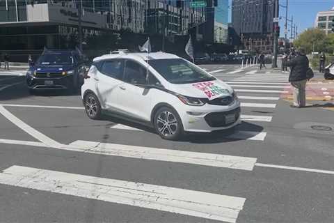 Rideshare drivers protest Uber and Lyft in SF Monday