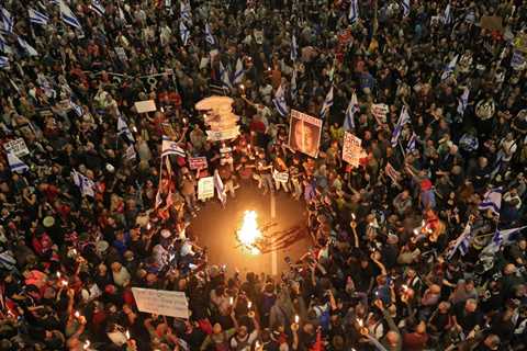 Tens of thousands of Israelis set fires in street & cops blast water cannons at crowd as protesters ..