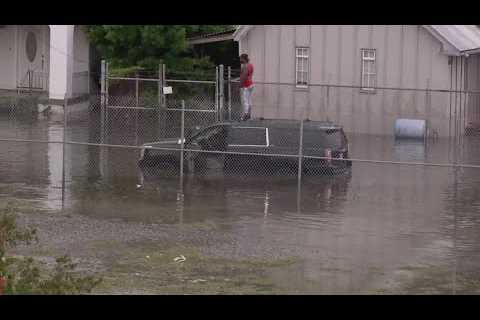 Vehicles stall in flood waters on I-10