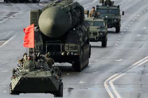 Putin parades Yars nuclear missile launchers, tanks & gun-touting soldiers ahead of annual Victory..