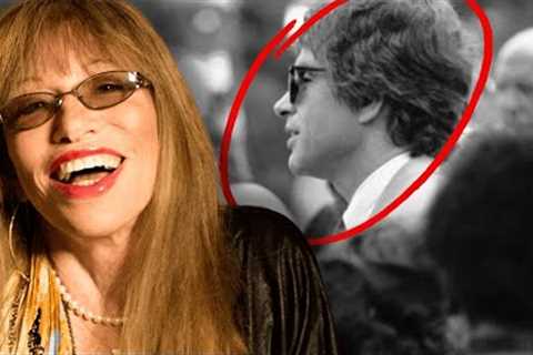 After 40 Years, Carly Simon Reveals Who She Wrote You’re So Vain About