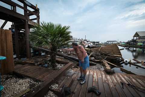 After Beryl, Texas copes with heat, debris and no power