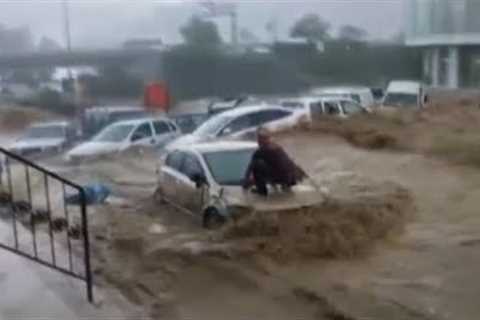 30 Scary FLASH FLOODS & TSUNAMIS Caught On Camera