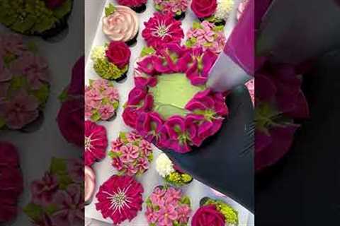 Master Baker Creates Floral Cupcakes