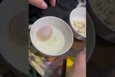 Chinese Woman Finds SUPER Egg