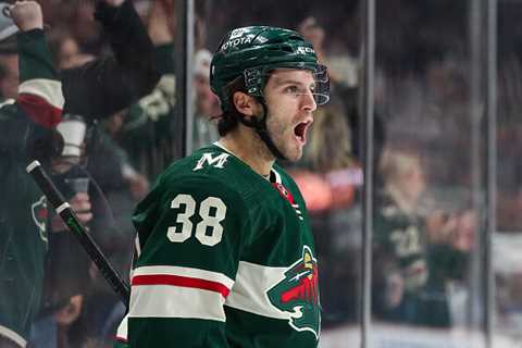 Minnesota Wild Extend Forward Ryan Hartman in NHL News