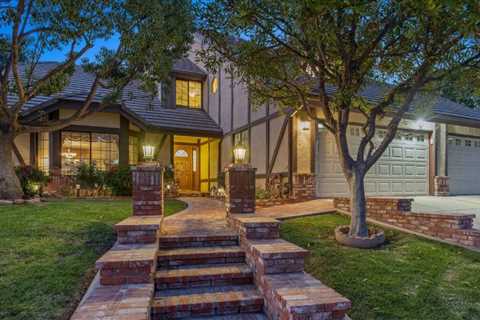 Stay at the ‘Poltergeist’ House and Experience a Haunting